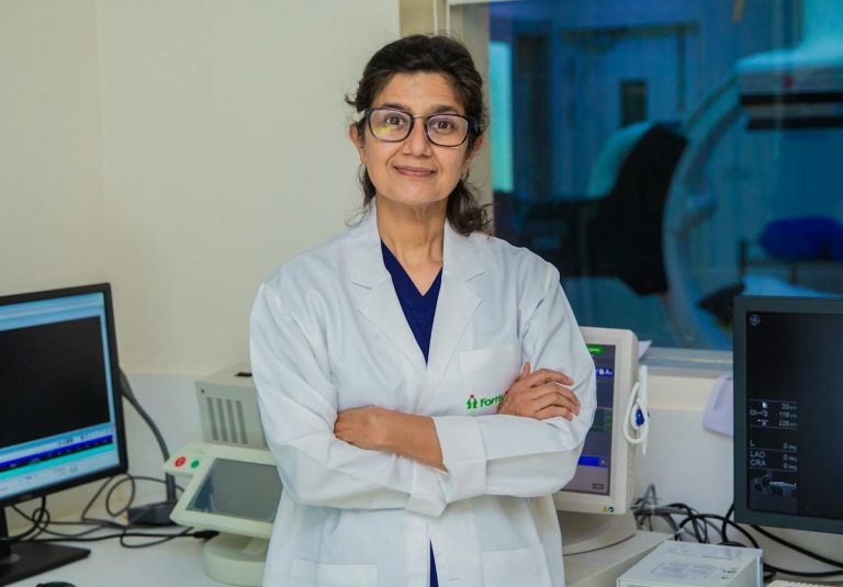 Junge indische Krankenpflegerin