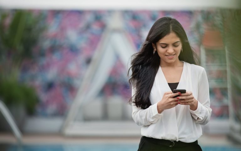 Junge Frau am Smartphone